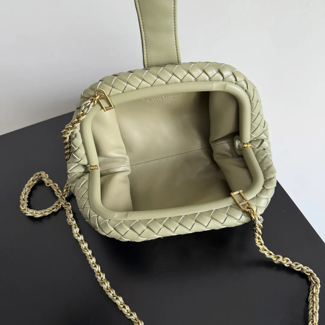 Batch 1880 BOTTEGA VENETA LAUREN 1980 small clutch bag is new! The small size that many people squat on is finally here. The self-adjustable zipper is a highlight of this bag. After being removed, it can be used as a handbag for important occasions. One bag unlocks two carrying methods at the same time. It is practical and has a unique sense of structure and beautiful lines. It is more elegant than a small cloud. It is a tribute to the classics and the pursuit of modernity. Style number: 804038 Size: 27*15*8cm